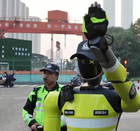 杭州机器人交警火了：可指挥交通 精准识别交通违法行为(图2)