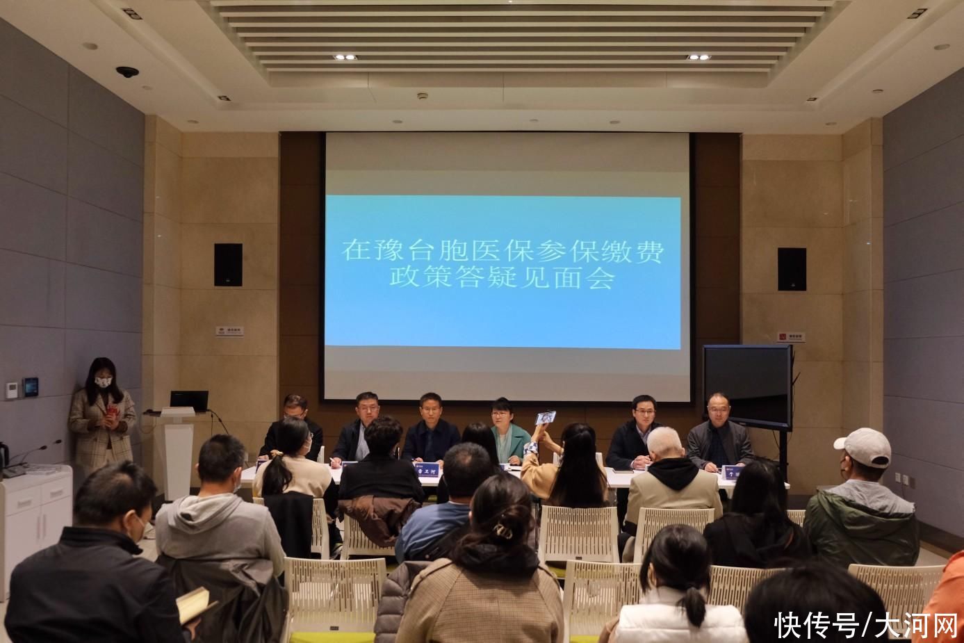 60余名在豫台胞集中办理医保:拿到属于自己的医保卡太开心了! 60余名在豫台胞集中办理医保:拿到属于自己的医保卡太开心了!(图1)