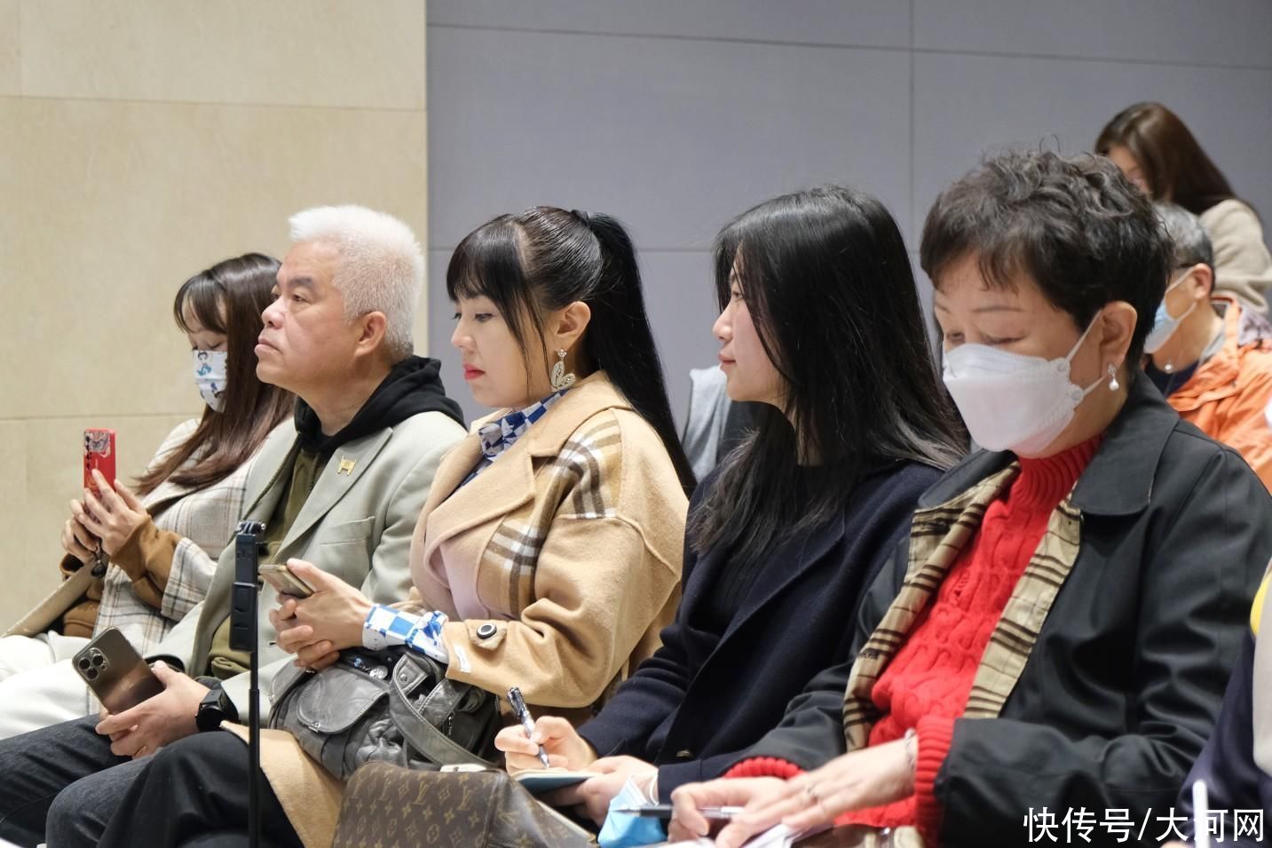 60余名在豫台胞集中办理医保:拿到属于自己的医保卡太开心了! 60余名在豫台胞集中办理医保:拿到属于自己的医保卡太开心了!(图3)